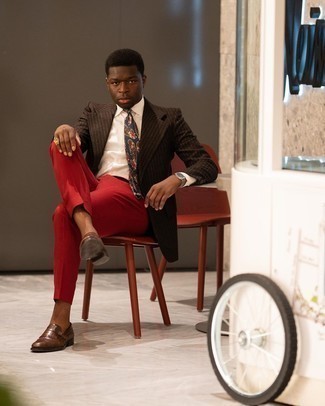 С чем носить коричневые кожаные лоферы c бахромой мужчине