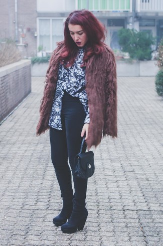 Как носить коричневую шубу с черными замшевыми ботильонами