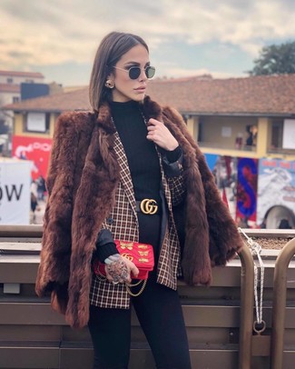 Какие двубортные пиджаки носить с коричневой шубой