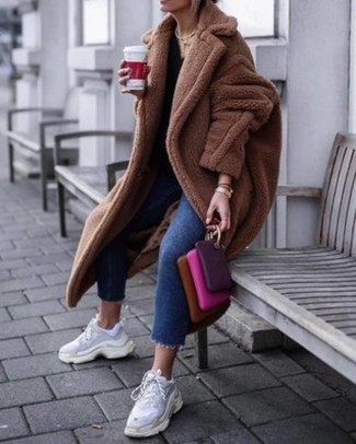 Какие джинсы носить с коричневой шубой