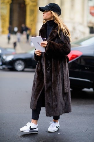 С чем носить коричневую шубу