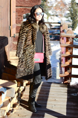 Какие топы без рукавов носить с коричневой шубой