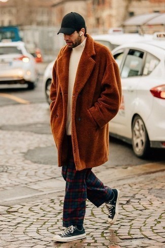 Какие водолазки носить с коричневой шубой мужчине