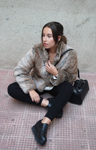 Как носить коричневую короткую шубу с черными леггинсами