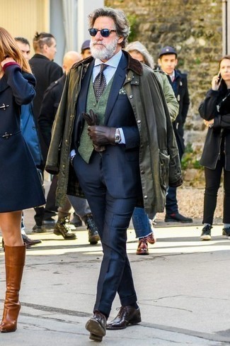 С чем носить коричневый галстук с геометрическим рисунком мужчине