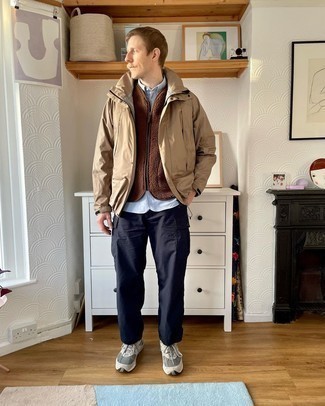 Какие ветровки носить с коричневой курткой без рукавов мужчине