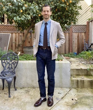 Как носить коричневый пиджак в мелкую клетку с синими джинсами мужчине