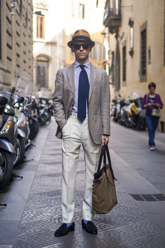 Как носить коричневый пиджак в мелкую клетку с белыми классическими брюками мужчине