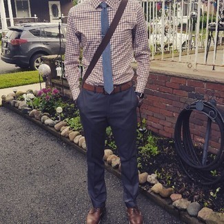 С чем носить коричневую классическую рубашку в мелкую клетку мужчине