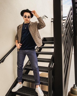 С чем носить коричневую куртку харрингтон в мелкую клетку