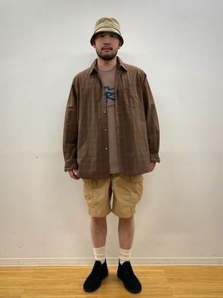 С чем носить коричневую рубашку с длинным рукавом в мелкую клетку мужчине