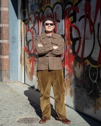 С чем носить коричневую рубашку с длинным рукавом в мелкую клетку мужчине