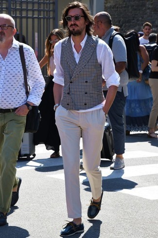 С чем носить коричневый жилет в мелкую клетку