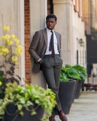 С чем носить коричневый шерстяной пиджак в мелкую клетку мужчине