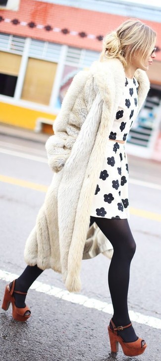 Какие укороченные топы носить с коричневыми босоножками на каблуке