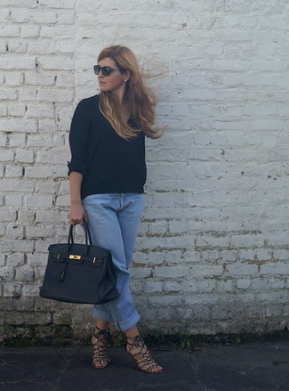 Какие джинсы носить с коричневыми босоножками на каблуке