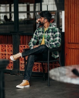 С чем носить коричневые высокие кеды мужчине