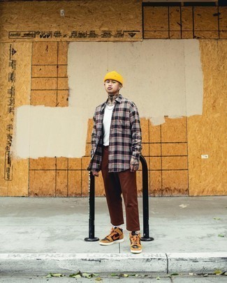 С чем носить коричневые высокие кеды мужчине