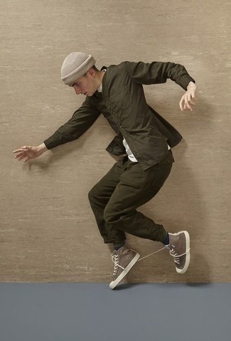 С чем носить коричневые высокие кеды мужчине