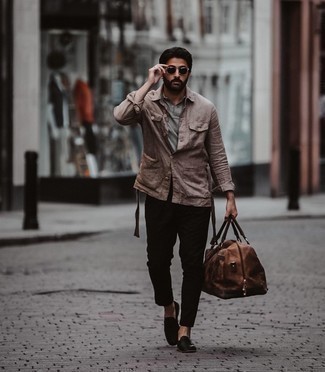 С чем носить коричневую дорожную сумку мужчине