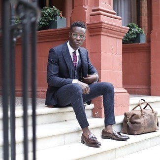 С чем носить коричневую дорожную сумку мужчине