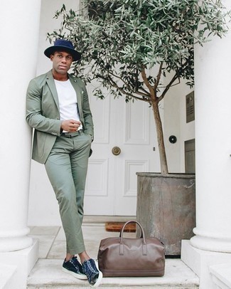 С чем носить коричневую дорожную сумку мужчине