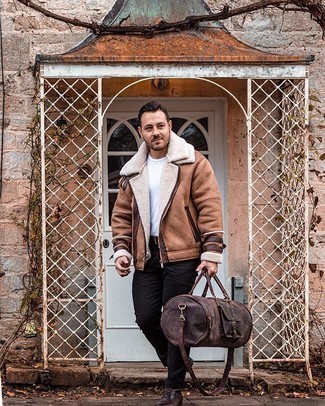 С чем носить коричневую дорожную сумку мужчине