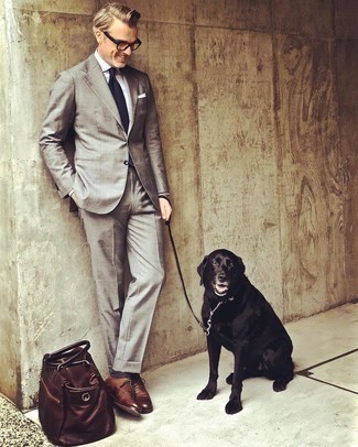 С чем носить коричневую дорожную сумку мужчине