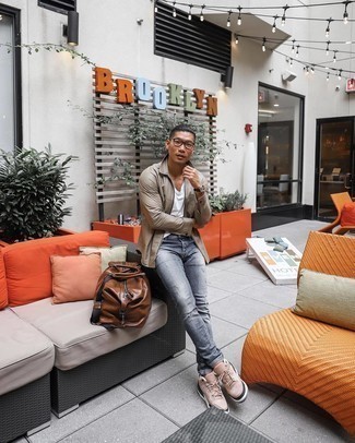 С чем носить коричневую дорожную сумку мужчине