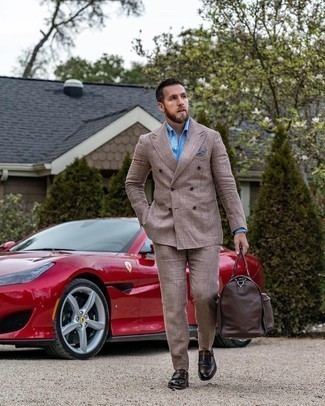 С чем носить коричневую дорожную сумку мужчине