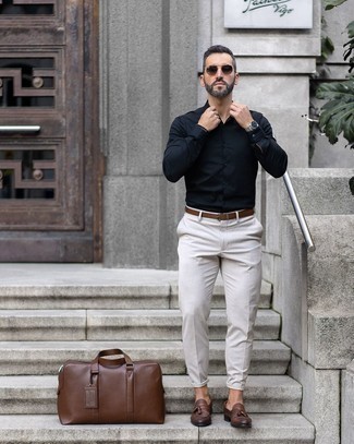 С чем носить коричневую дорожную сумку мужчине