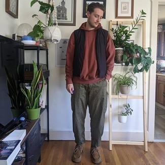 Какие брюки карго носить с коричневым худи