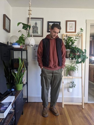 Какие брюки карго носить с коричневым худи