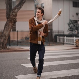 Какие джинсы носить с коричневым худи мужчине