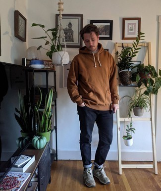 С чем носить коричневый худи мужчине