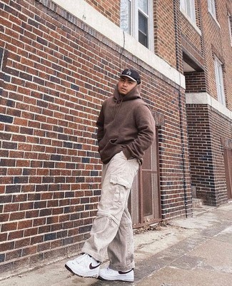 С чем носить коричневый худи мужчине