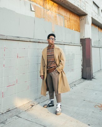 С чем носить коричневый свитер с круглым вырезом в горизонтальную полоску мужчине