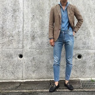 Как носить коричневый пиджак с узором "гусиные лапки" с синими джинсами мужчине