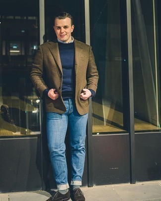 Как носить коричневый пиджак с узором "гусиные лапки" с синими джинсами мужчине