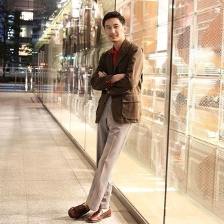 С чем носить коричневые классические брюки с узором "гусиные лапки" мужчине