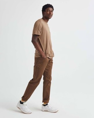 Какие кроссовки носить с коричневыми джинсами мужчине