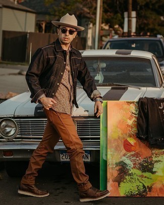 Какие повседневные ботинки носить с коричневыми джинсами мужчине