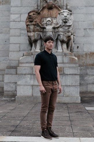 Какие повседневные ботинки носить с коричневыми джинсами мужчине