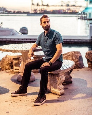 Какие высокие кеды носить с коричневыми джинсами мужчине