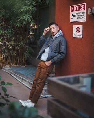 Какие высокие кеды носить с коричневыми джинсами мужчине