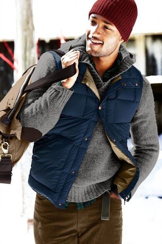 Какой худи носить с коричневыми джинсами мужчине