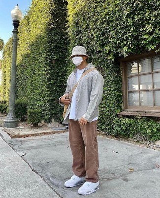 С чем носить коричневые джинсы мужчине