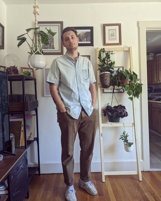 Какие низкие кеды носить с коричневыми джинсами мужчине