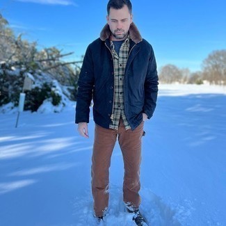 Какие куртки-рубашки носить с коричневыми джинсами мужчине