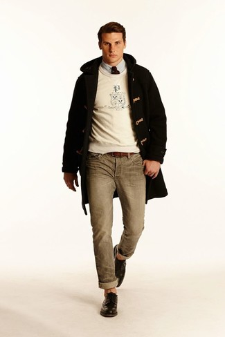 Как носить коричневые джинсы с светло-коричневым свитером с круглым вырезом мужчине